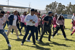 Durante la Caminata Rosa, el alcalde Eligio Figueroa destacó el compromiso del IMSS-Bienestar con la salud y el bienestar de la población