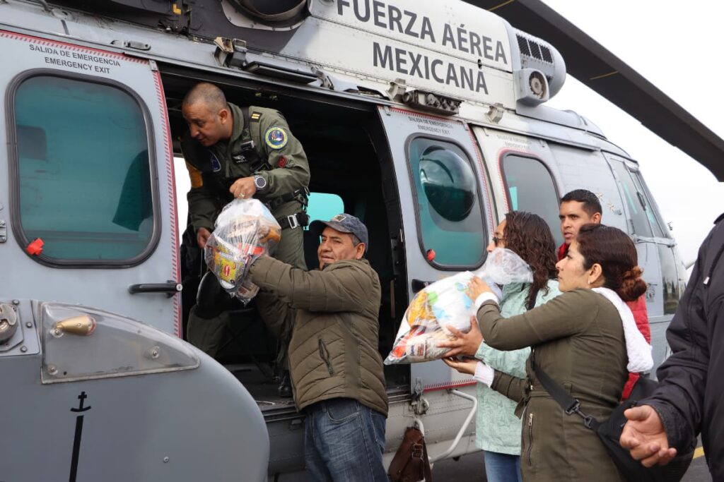 Aviones y helicópteros entregan suministros en las regiones sin acceso terrestre de Hidalgo