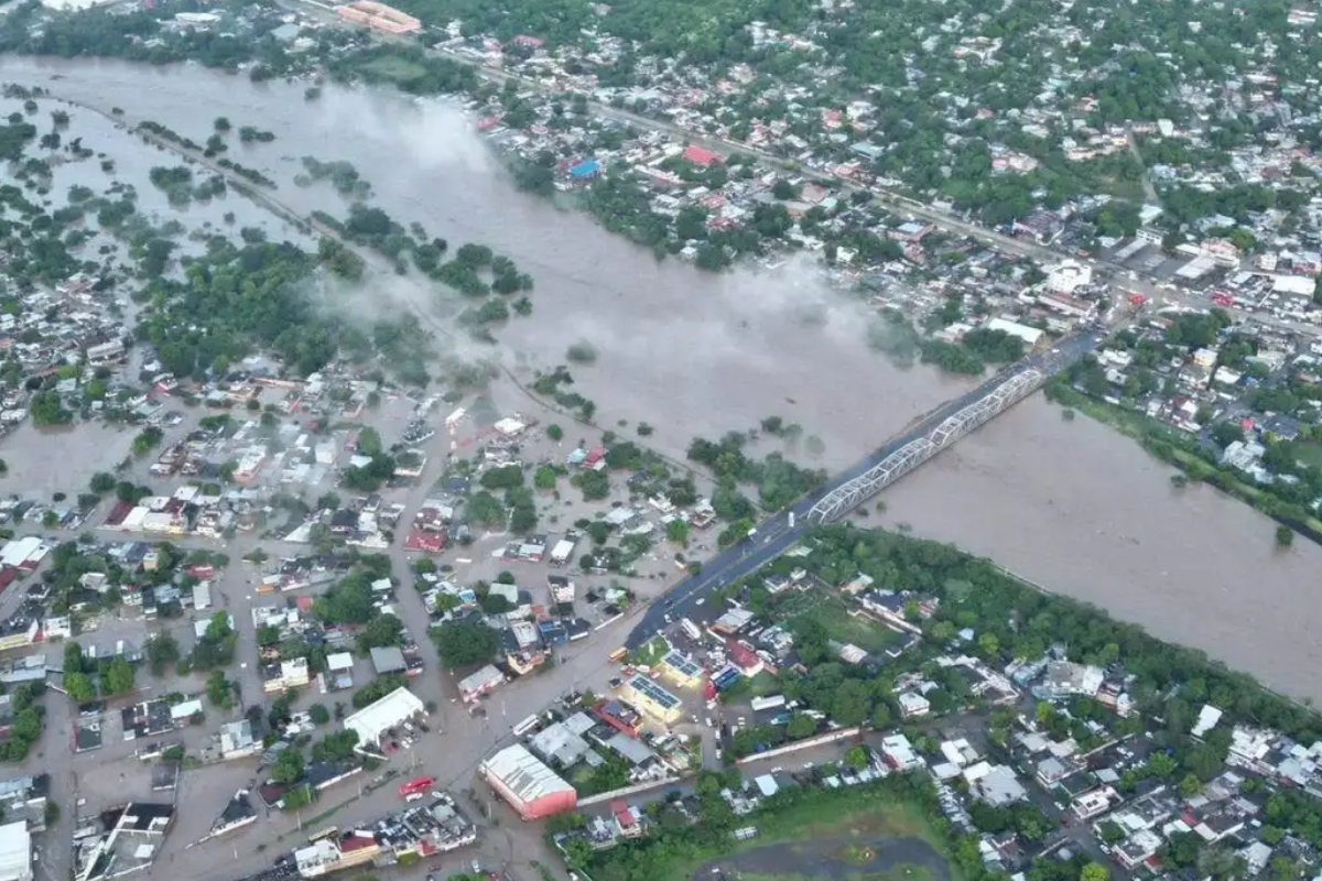 Habitantes de Veracruz esperan apoyo mientras intentan rescatar pertenencias entre los escombros.