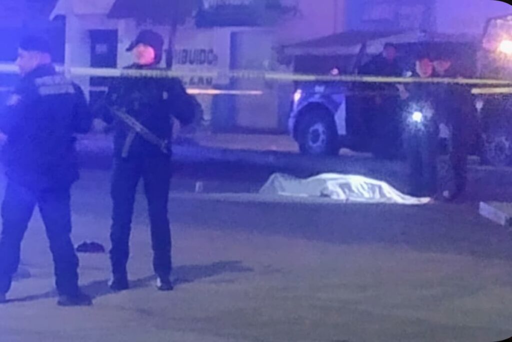 Policías de Tulancingo resguardando la escena del crimen tras la muerte del hombre