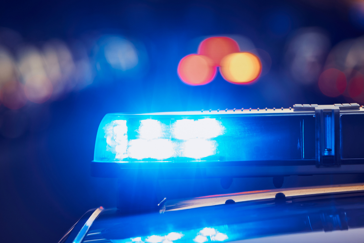 Policías acordonaron el deshuesadero donde se registraron los disparos en Sinaloa.