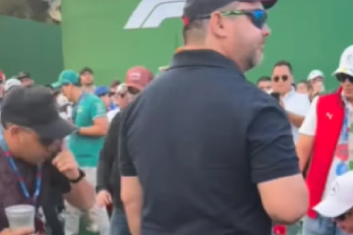 Momento de tensión entre seguidores durante el Gran Premio de México 2025.