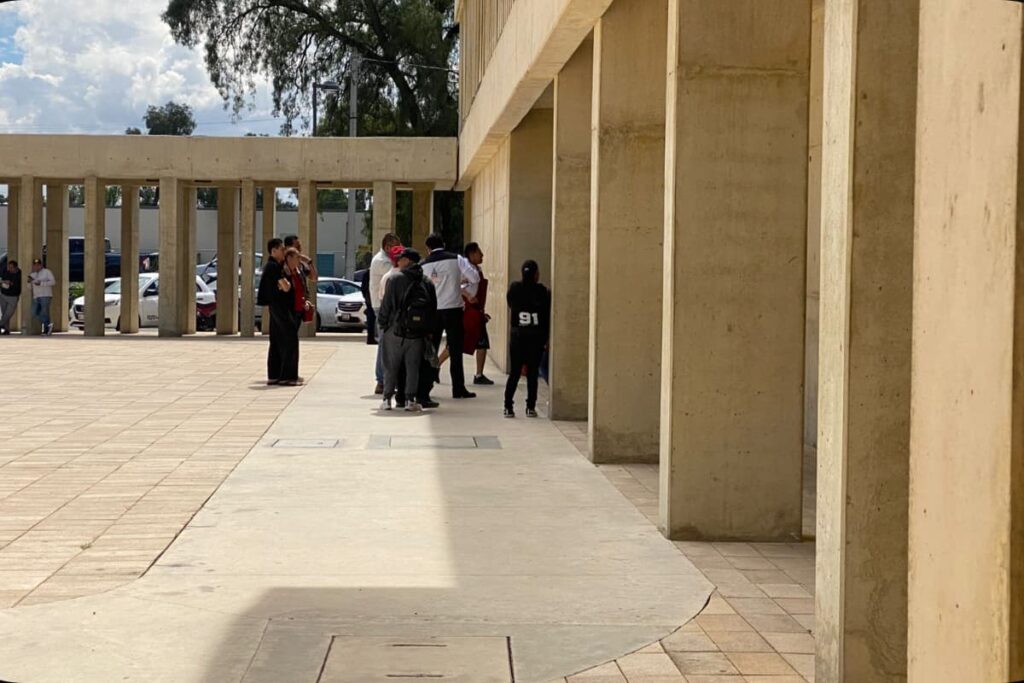 Comerciantes de Tizayuca bloquean el acceso al Palacio Municipal durante su protesta