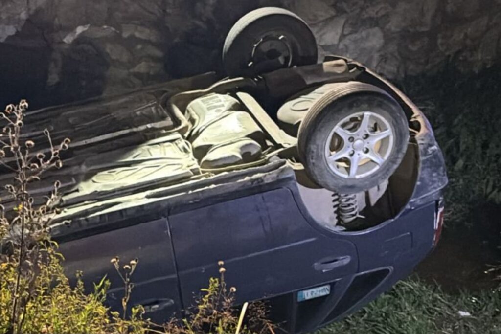 Paramédicos auxiliaron a dos personas lesionadas tras un accidente en Pachuca