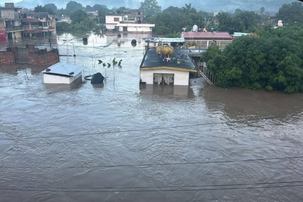 Estudiantes de la Universidad Veracruzana en pie de lucha tras las lluvias que azotaron Veracruz