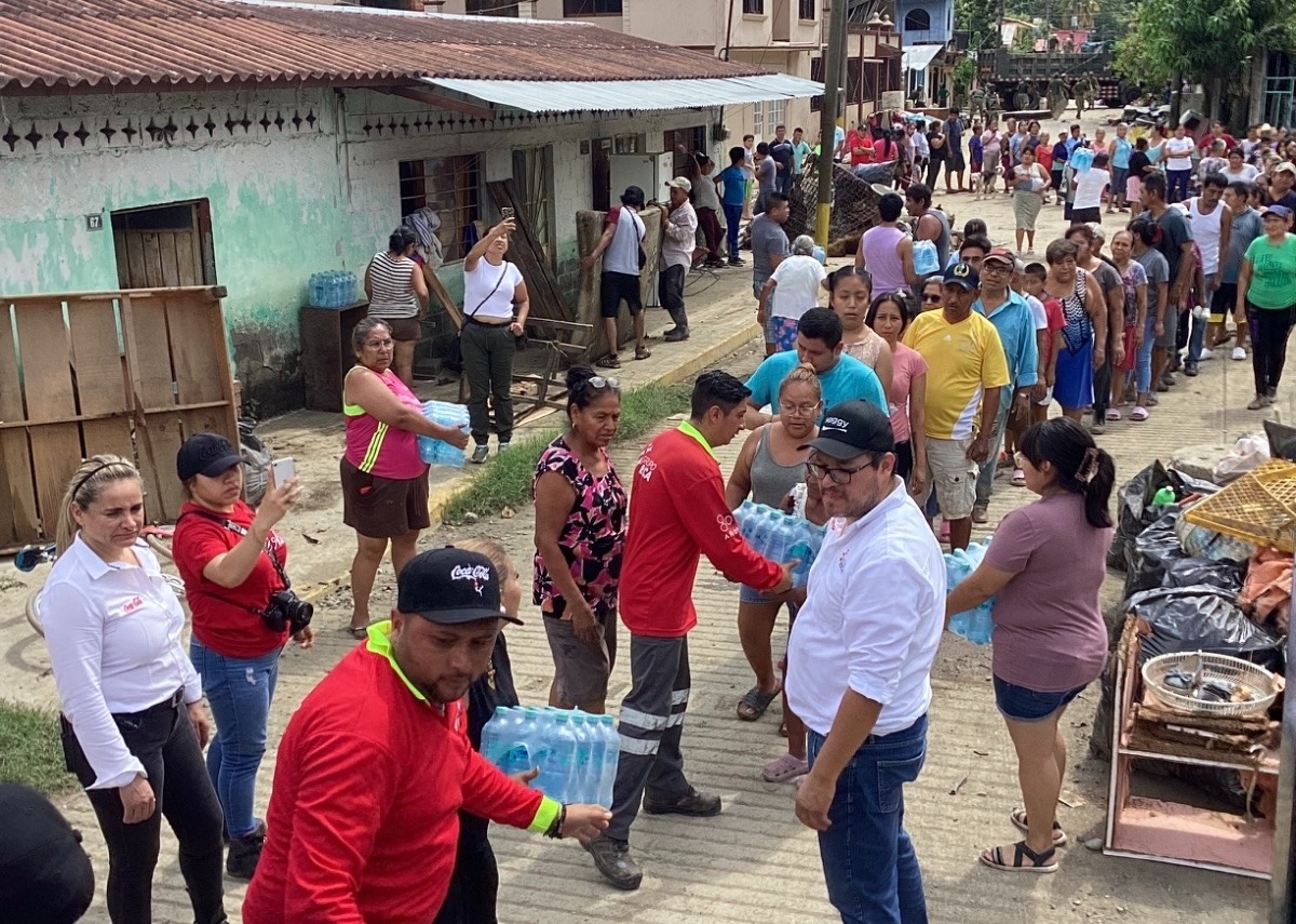 Colaboradores de Grupo Rica Coca-Cola distribuyen agua y leche a familias afectadas.