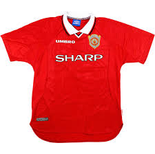Manchester United (1997-1998): el clásico jersey Umbro con cuello blanco y logo Sharp, vestido por Beckham, Keane y Giggs,