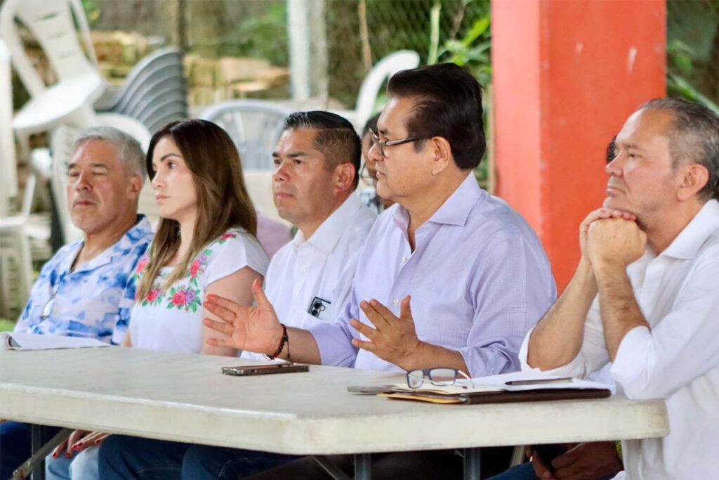 El jueves por la tarde arribaron al lugar el alcalde de Huejutla, Alfredo San Román, el secretario de Gobierno de Hidalgo, Guillermo Olivares Reyna, y el titular de la Secretaría de Seguridad Pública estatal, Salvador Neri.