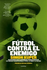 Simon Kuper revela en Fútbol contra el enemigo cómo el poder y la política se juegan dentro del campo