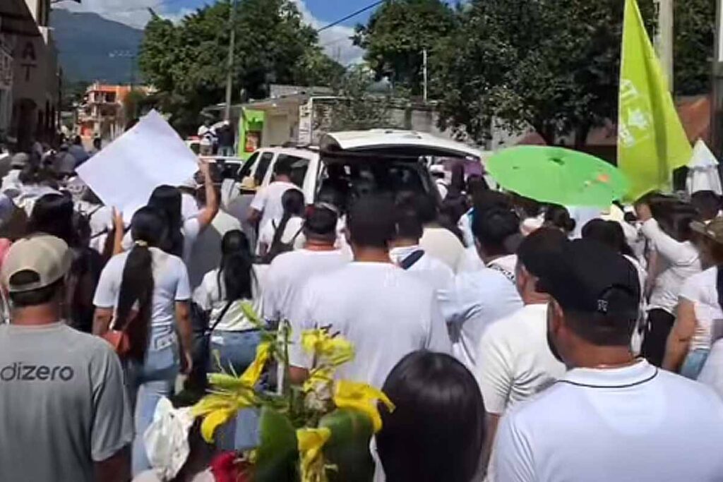Al clamor de !justicia!, cientos de personas dieron el último adiós a Miguel Bahena