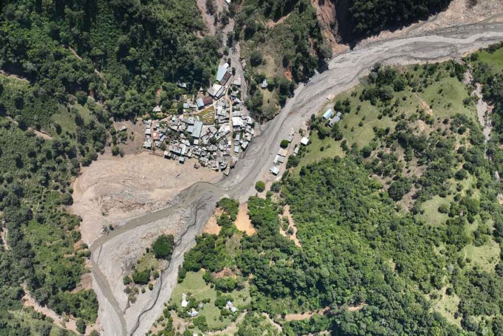 Las intensas lluvias ocurridas entre el 8 y el 11 de octubre causaron deslaves de cerros y el desbordamiento del río que atraviesa Chapula, en Tianguistengo 