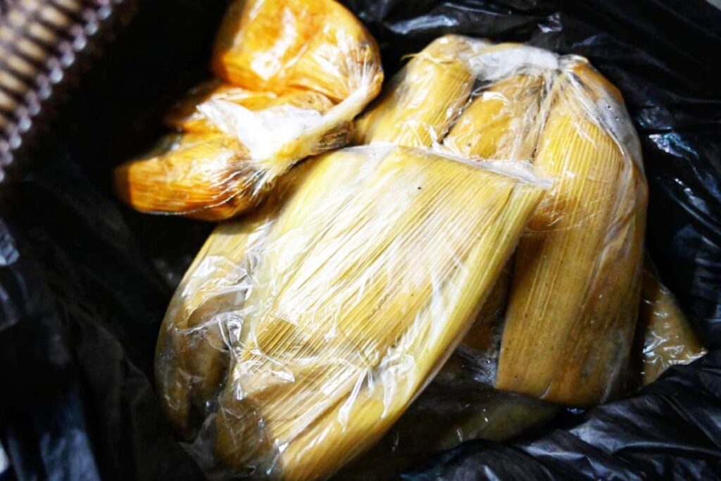 De acuerdo con una de las comerciantes, antes del cierre de la gasolinera vendía 80 bolsas de tamales de xala al día