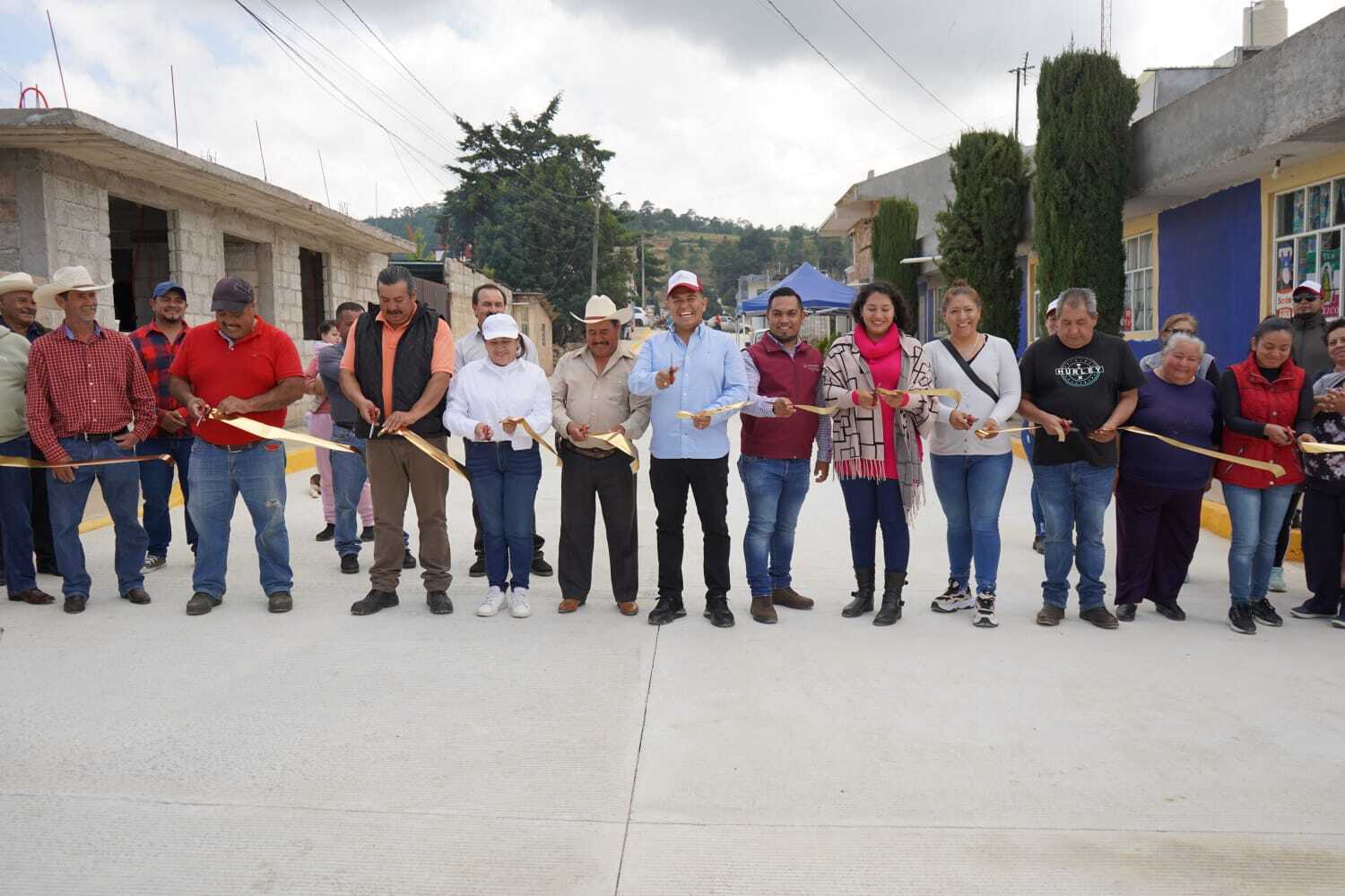 El presidente municipal Jorge Hernández Araus, acompañado de integrantes del Honorable Ayuntamiento, inauguró este 1 de octubre dos obras