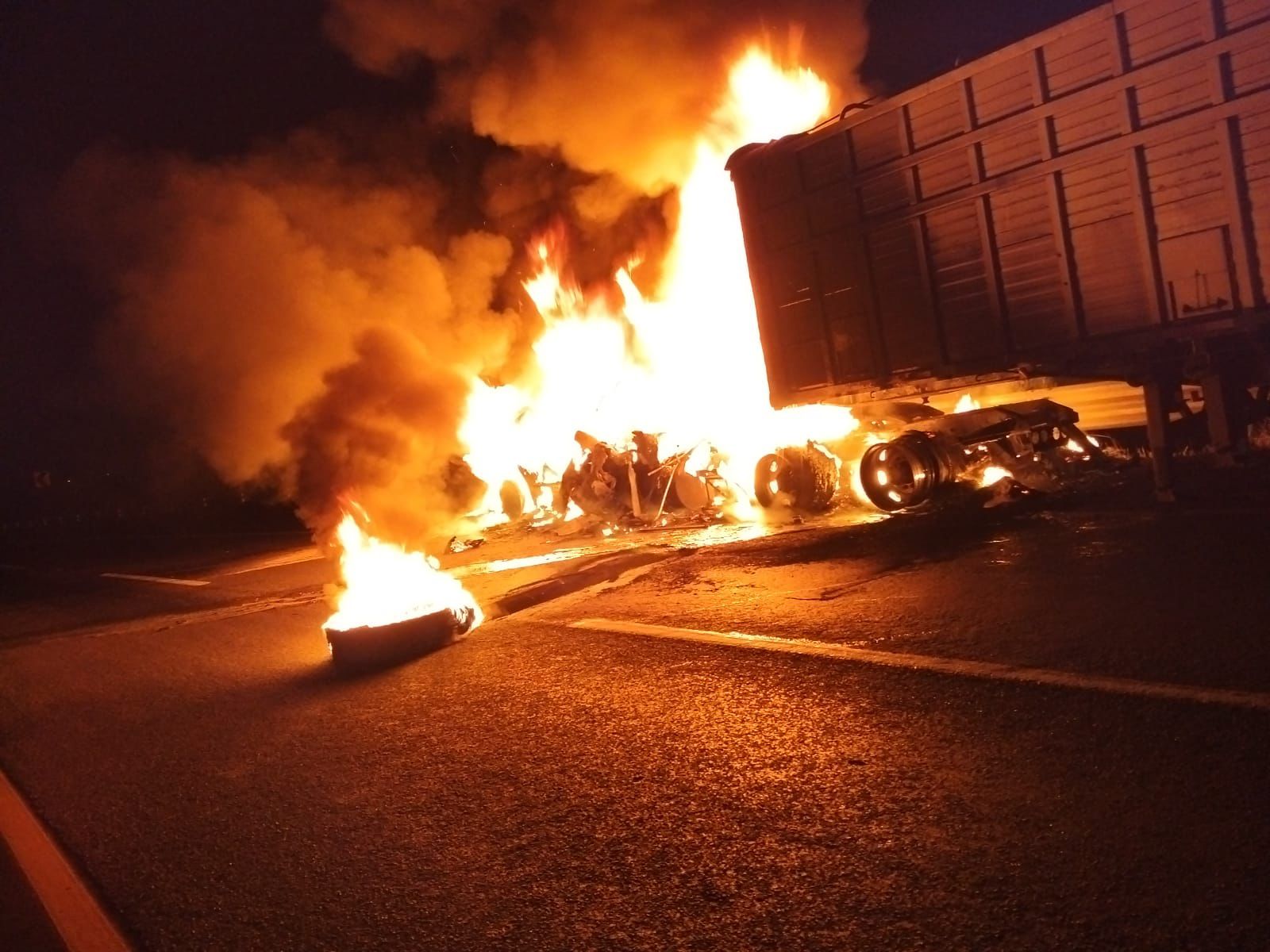 Tráiler se ve envuelto en incendio en Singuilucan, sin víctimas reportadas