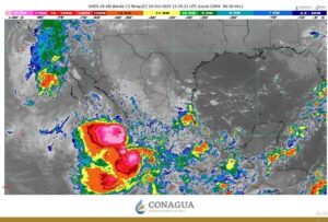 Autoridades mantienen vigilancia en costas de México por riesgo de trombas marinas.