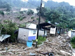 Las intensas lluvias provocaron un derrumbe en Joquela que destruyó viviendas y mantiene a la comunidad en espera de ayuda.