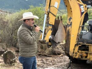 Durante el inicio de obra, autoridades locales supervisaron los trabajos y escucharon los comentarios de los vecinos sobre la importancia de pavimentar esta vialidad