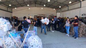 Voluntarios y personal del DIF Hidalgo coordinan la distribución de despensas a las familias afectadas.