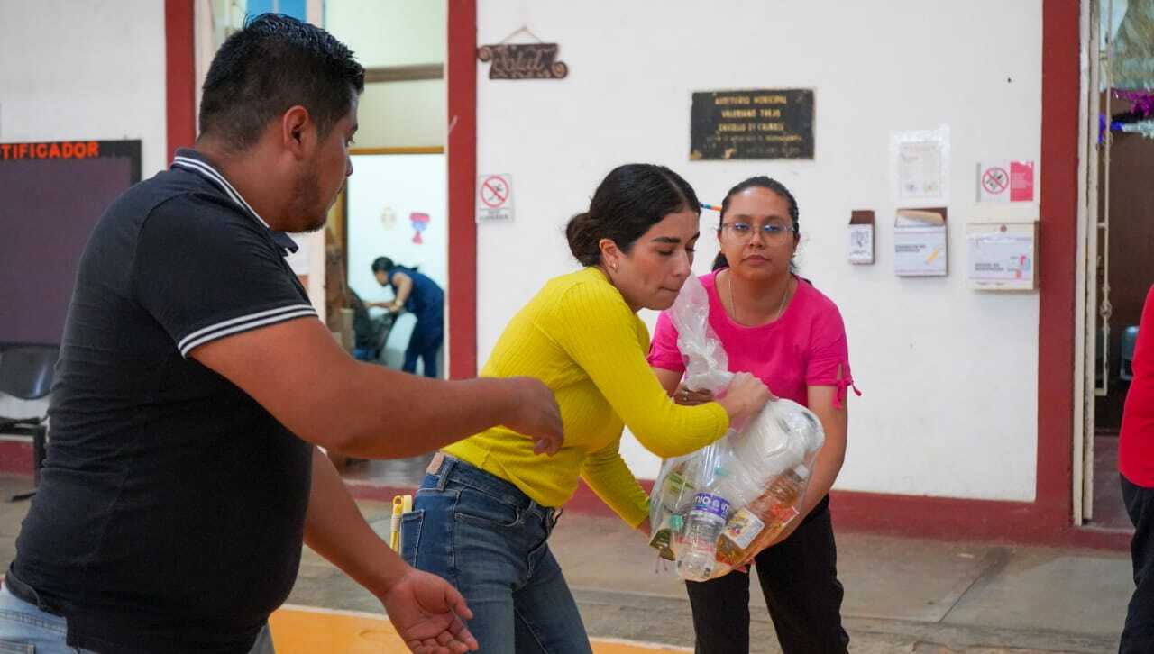 La presidenta del DIF Huejutla encabezó la entrega de víveres en apoyo a familias afectadas