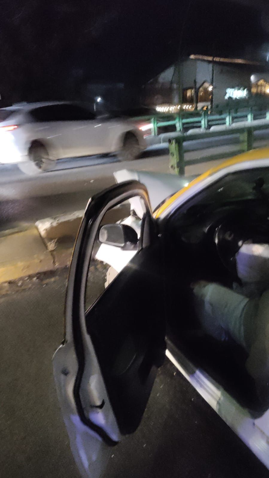 Paramédicos atienden al conductor del taxi tras el choque
