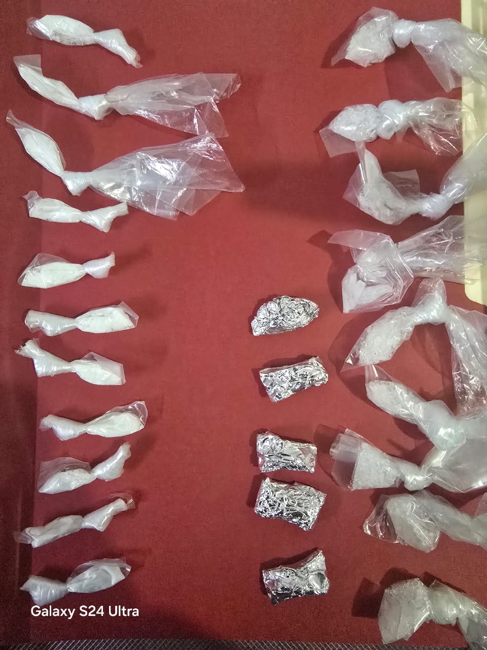 Los detenidos llevaban varias bolsitas plásticas y envoltorios de papel aluminio que contenían polvo blanco granulado