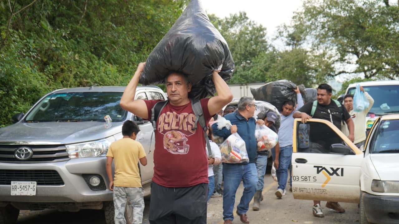 La caravana humanitaria, encabezada por la presidenta del DIF Huejutla, Kristel Rodríguez Flores, se conformó gracias a la colaboración de la ciudadanía