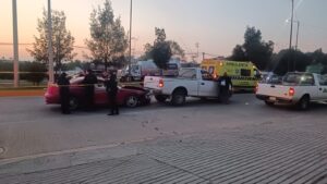 Un vehículo deportivo y una camioneta se impactaron