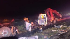 Personal de emergencia labora en el Arco Norte tras el choque que dejó dos personas fallecidas