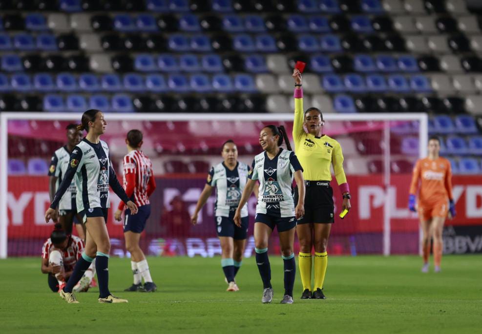 Karla Nieto dejó en inferioridad numérica a sus compañeras tras ver la roja por doble amarilla, apenas al minuto 28.