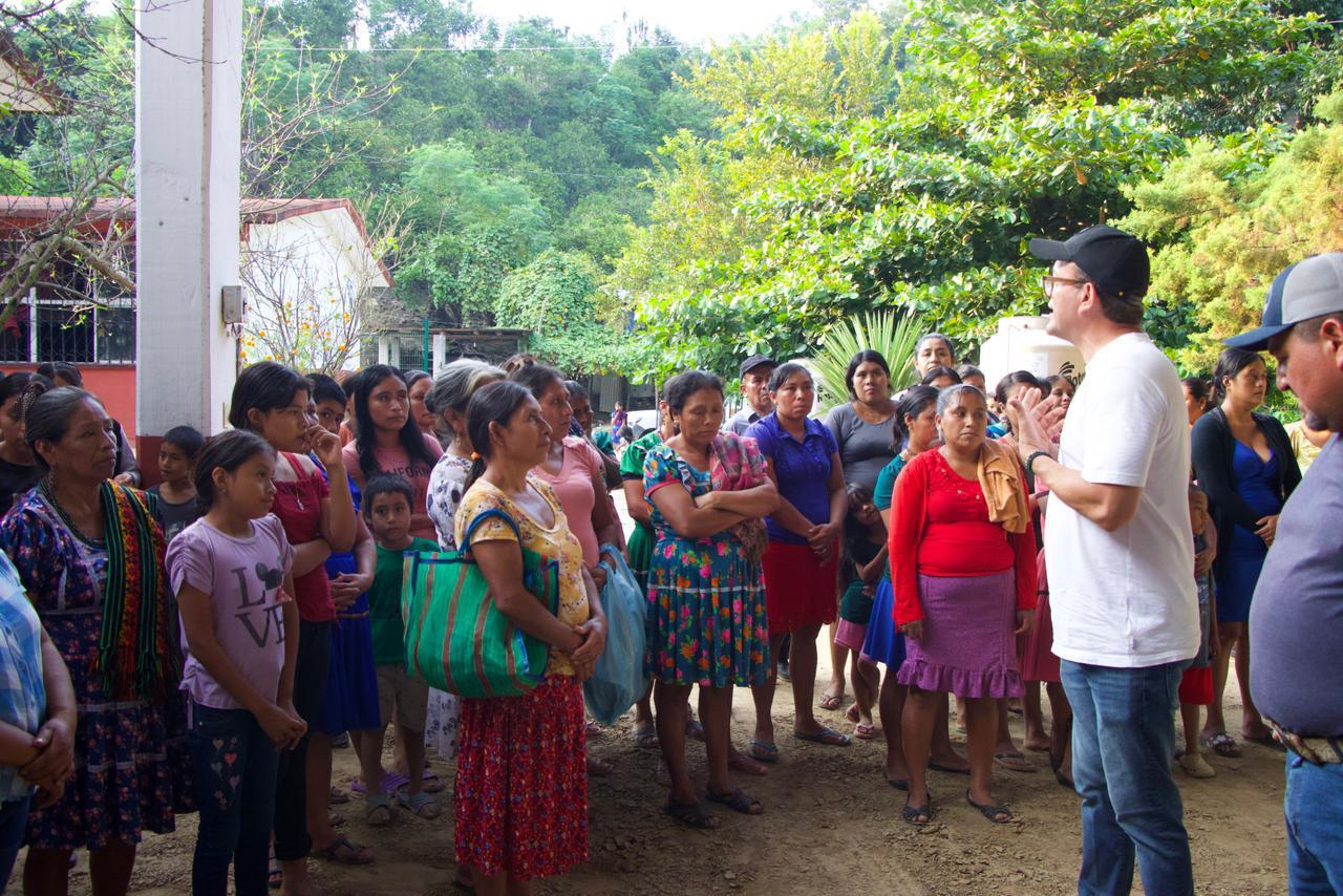 Despensas y ropa siendo distribuidas a familias afectadas por el huracán Priscila