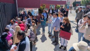 Vecinos de Pueblo Nuevo en Ixmiquilpan se mantienen firmes en su protesta frente a Palacio de Gobierno.