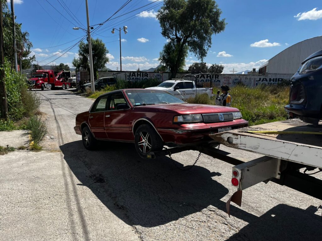 Vehículos e hidrocarburo de dudosa procedencia asegurados en un predio de Mineral de la Reforma, Hidalgo.