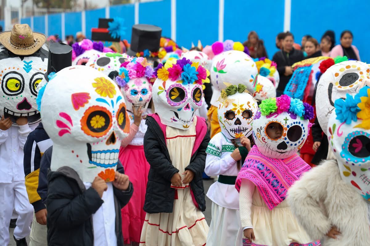 Con creatividad y entusiasmo, los participantes recorrieron las principales calles, portando atuendos alusivos a la festividad y promoviendo la preservación de una de las celebraciones más importantes de la cultura mexicana