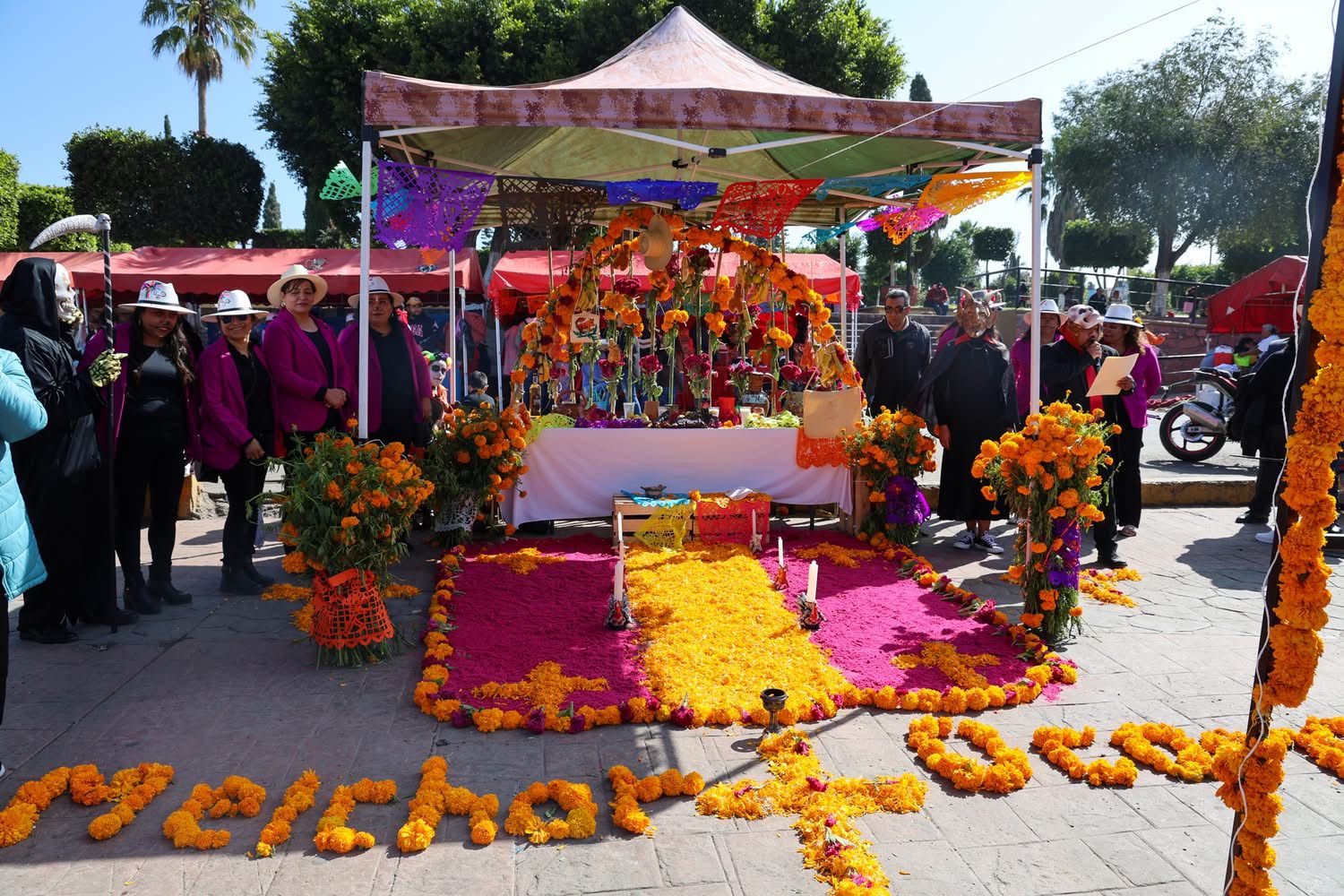 El municipio de Tlahuelilpan se llenó de color y alegría con la realización del Desfile de Día de Muertos, actividad que reunió a cientos de niñas, niños y docentes de las escuelas de nivel básico
