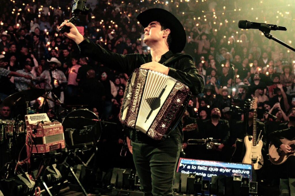 ¿Qué pasó con Alfredo Olivas? Estaba en el palenque de la Feria de Pachuca y dejó de cantar