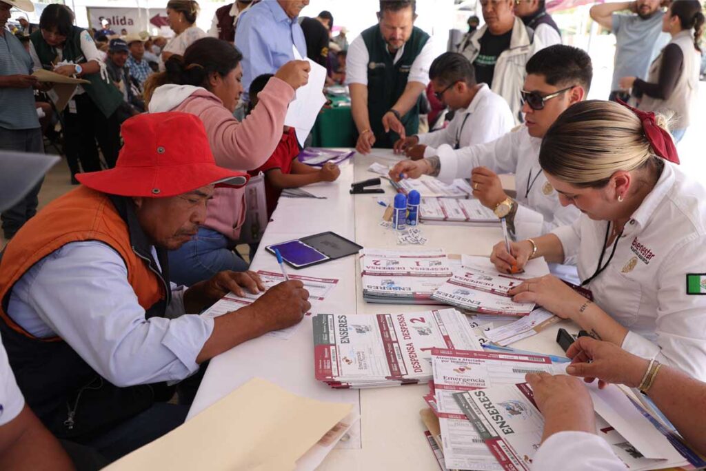 Los damnificados por lluvias recibieron un pago en efectivo y una cuponera para recibir un segundo apoyo de 25 mil, 40 mil o 70 mil pesos