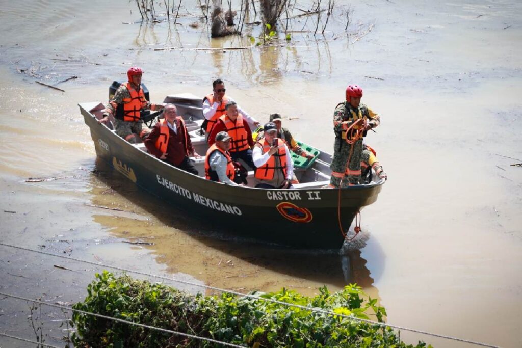 El mandatario abordó una embarcación del Ejército para recorrer la zona anegada en Metztitlán y acudir a El Cerrito de Tlacotepec