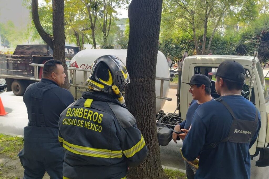 ¡Como en Iztapalapa! Pipa de gas presentó una fuga en este punto de la Cdmx; ¿cómo acabó?
