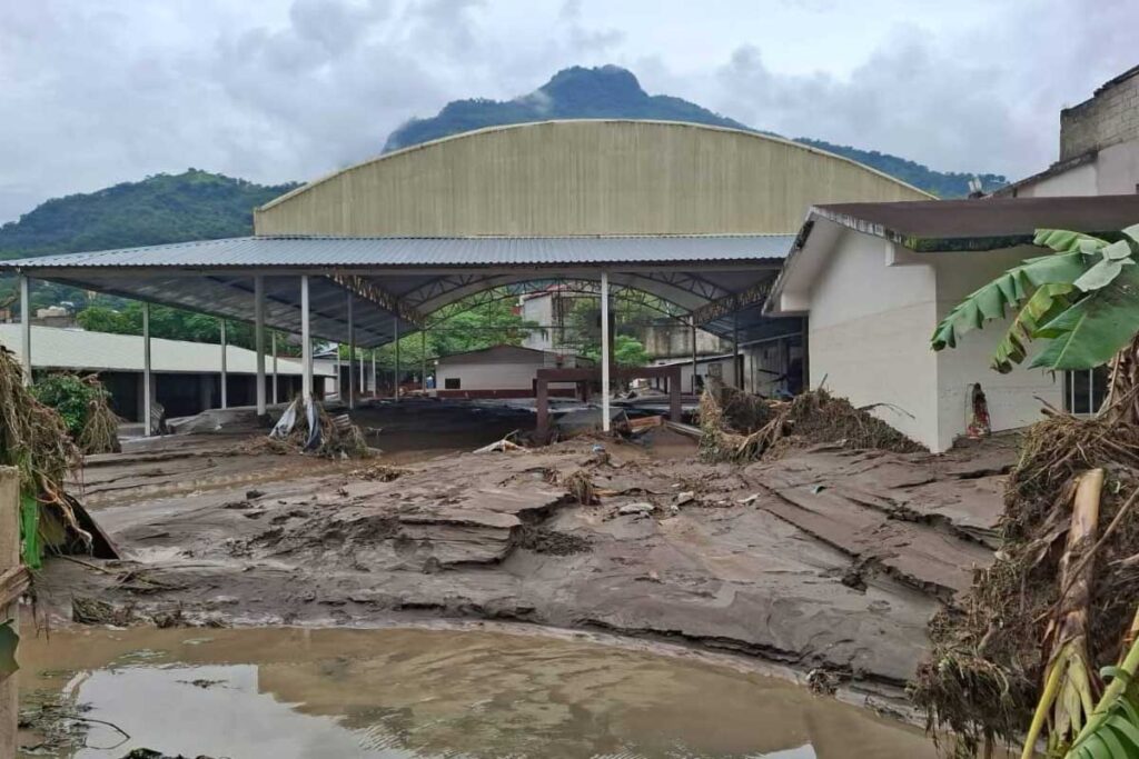 Uno de los planteles más afectados fue una primaria de la cabecera municipal de Huehuetla