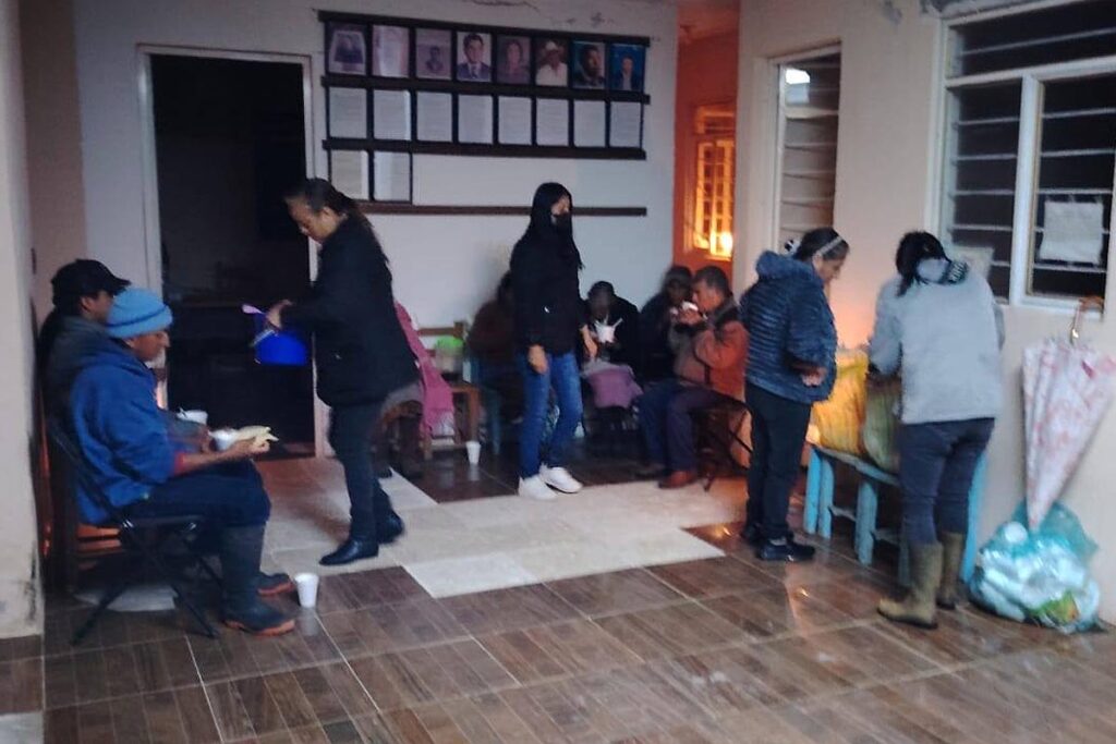 Fue durante la noche del jueves, cuando las inundaciones y deslaves ocurrían, que los municipios anunciaron la apertura de albergues 