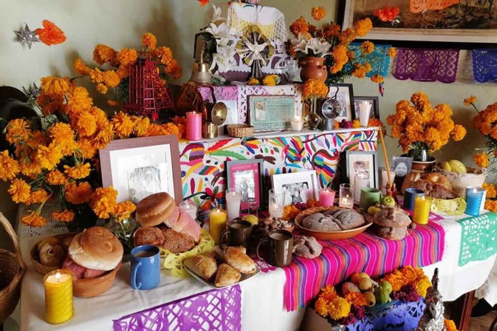 En cada flor, vela y plato de comida se expresa la memoria de los seres queridos y la esperanza de volver a encontrarlos.