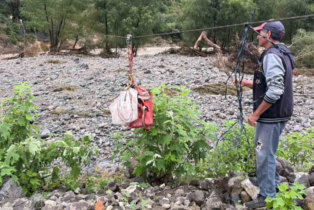 En las zonas afectadas de Huasca también proveen víveres mediante tirolesa 