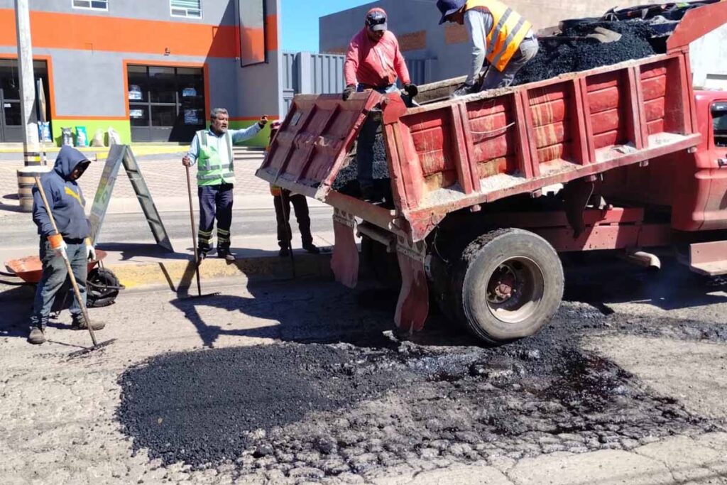  Iniciaron trabajos con un contrato de bacheo que incluye mezcla asfáltica y la colocación de esta