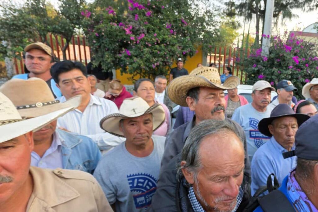 También aguardaban a los funcionarios los diputados de la región y regidores de Tula 