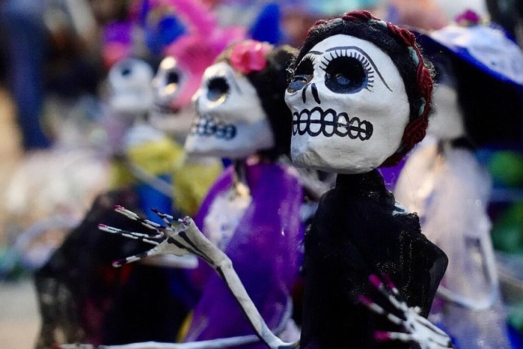 Barrio 8 honra el Día de Muertos con una ofrenda escénica en Pachuca; ¿cuándo la puedes ver?