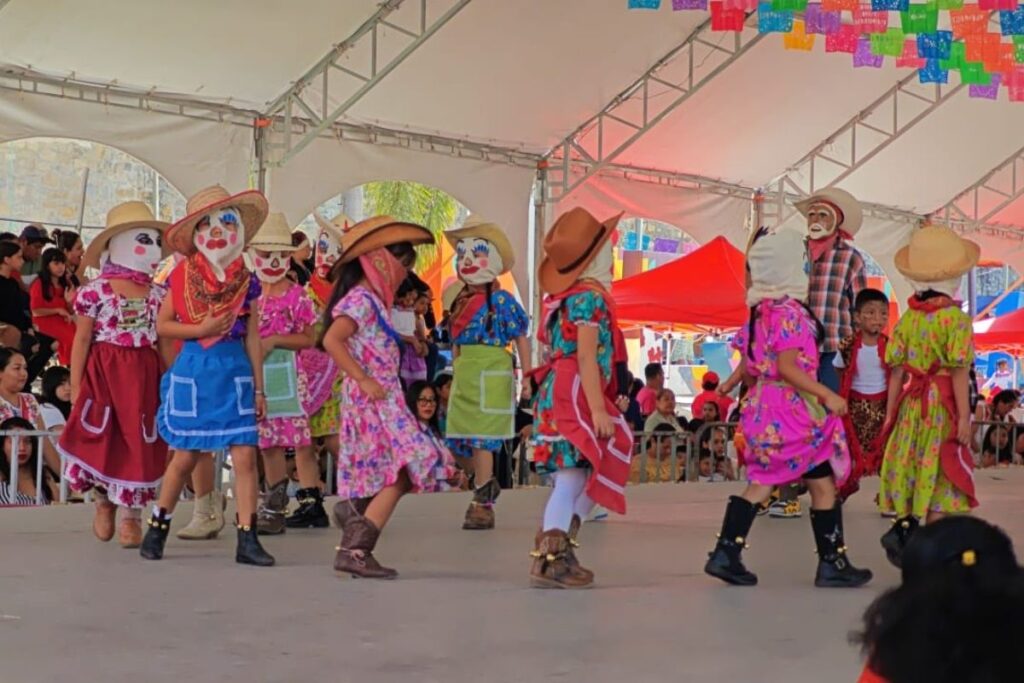 Huejutla recibe a los angelitos con el repique de campanas y fuegos artificiales