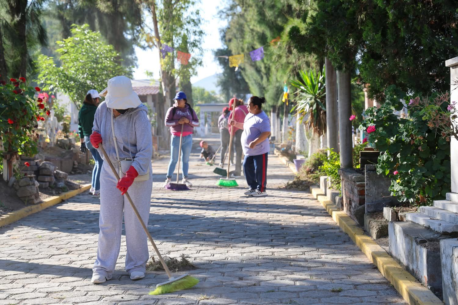 Autoridades de Tlahuelilpan encabezaron la jornada de limpieza en los panteones municipales