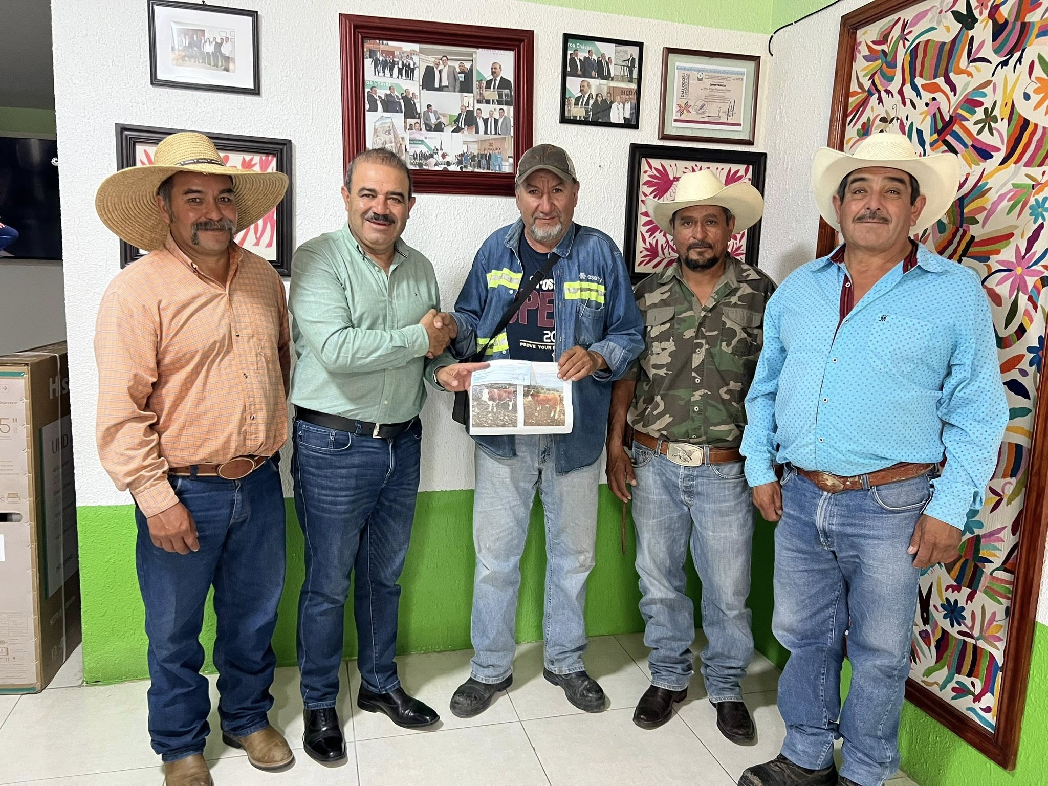 Autoridades de Chapantongo entregan recursos para fortalecer la ganadería local