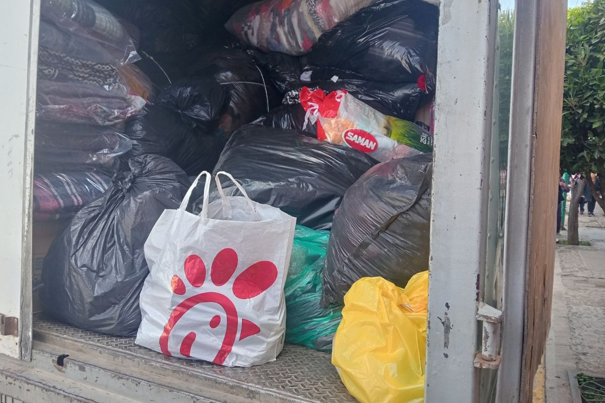 En la primera carga de donaciones, a cargo de la población y de las rutas Atotonilco el Grande-Pachuca, llenaron un camión de volteo de redilas | Foto: Martha Sáenz