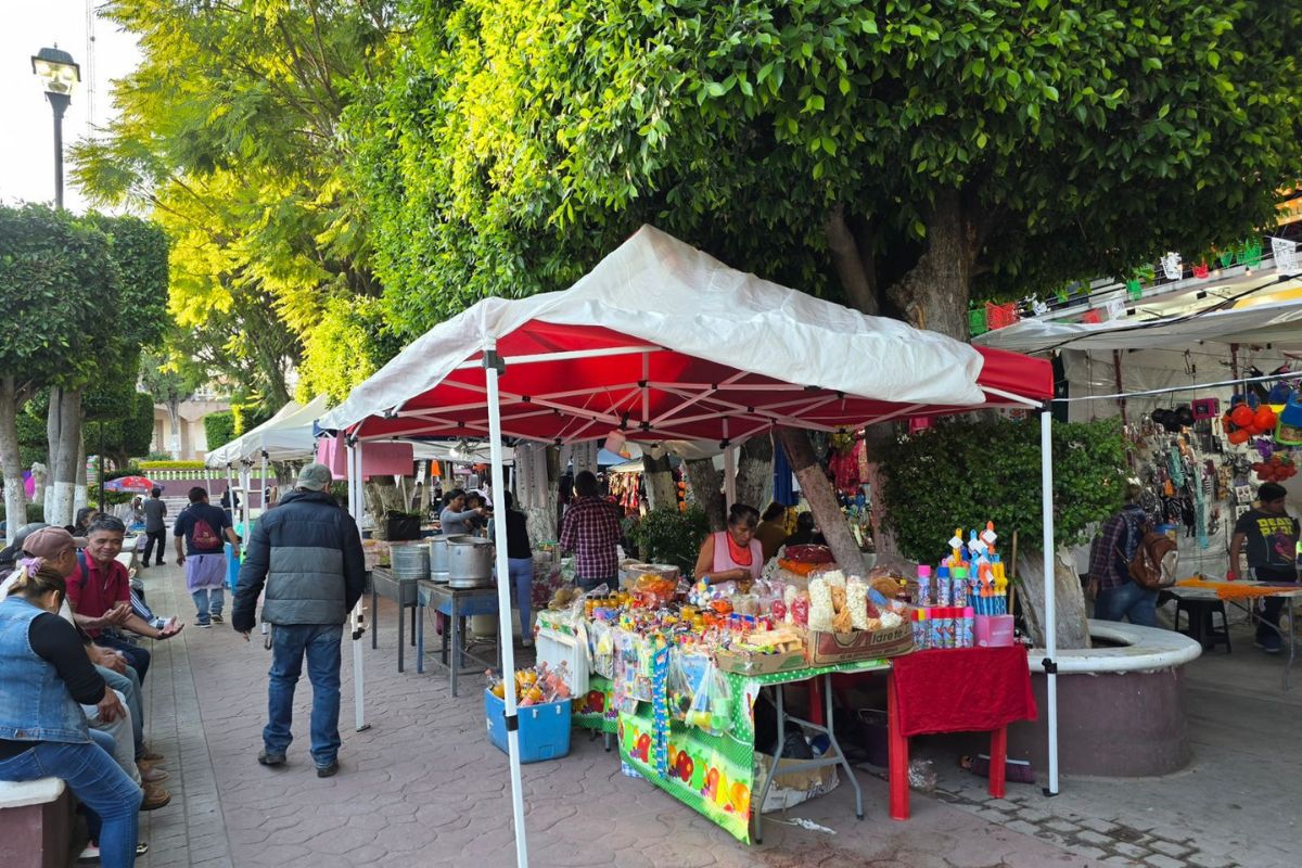 Se colocaron puestos de flores, pan de muerto, antojitos, veladoras e incienso, entre otros artículos | Foto: Yessenia Huerta